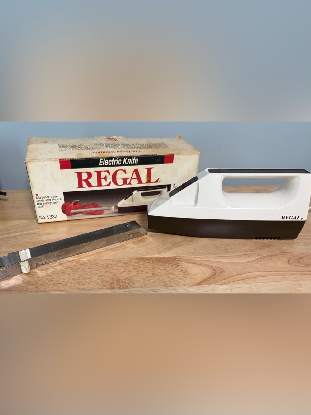 Regal Electric Knife in White and Brown